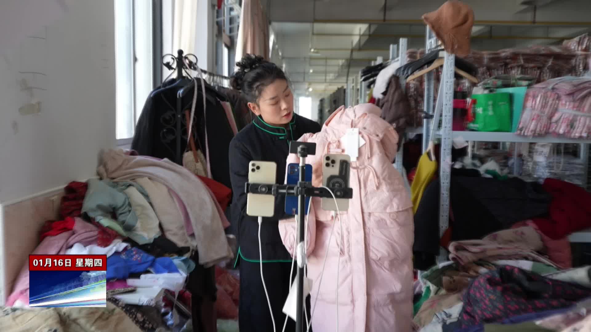 穿新衣 過新年 光山羽絨服走俏市場